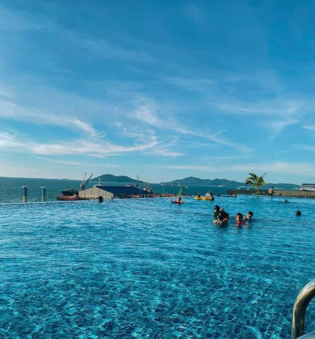 Sea&Pool View Stunning Homestay, Wifi, Netflix Near Malls, Jetty, Convenient Stores Кота Кинабалу Екстериор снимка